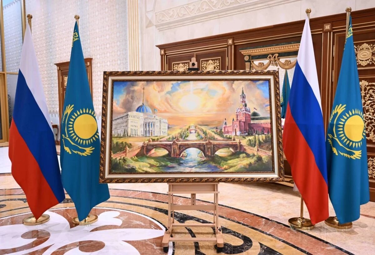    Путину подарили обещанную картину с мостом дружбы