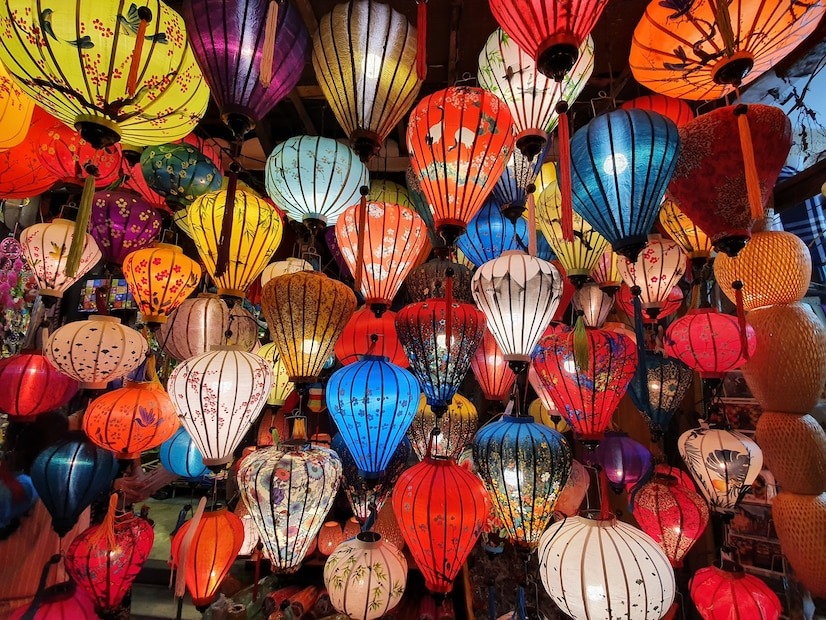 Источник: https://img.freepik.com/free-photo/closeup-shot-colorful-lanterns-hoi-vietnam_181624-33748.jpg?t=st=1742235859~exp=1742239459~hmac=a4844064dd6be2f9c992260e0d936bc14a6f42b30a885c5420e7aec10bbea309&w=826