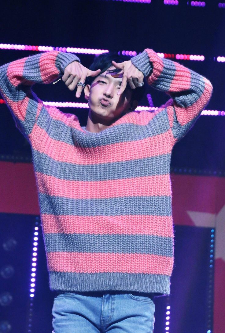 Леденцовый свитер крупной взятки. Писк моды пятилетний давности. Полагаю, под софитами в нем адски жарко, но Джуня умеет держать лицо.