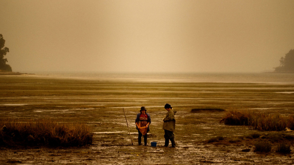 Кадр из фильма "Закат красной луны" (2019): жители деревни