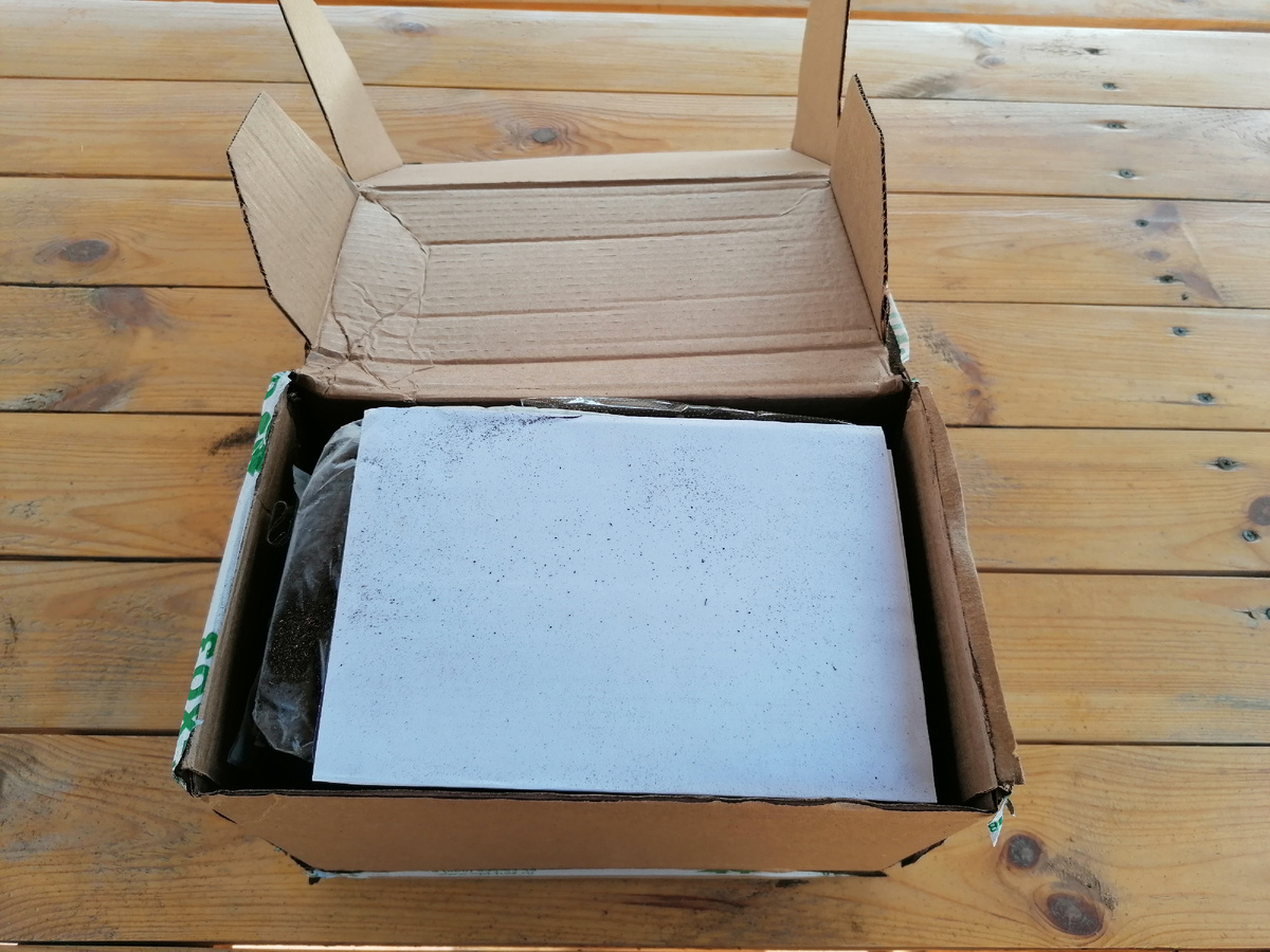 Вот такая коробка, под накладной пакеты с растениями