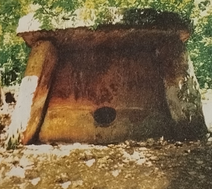 Плиточный дольмен