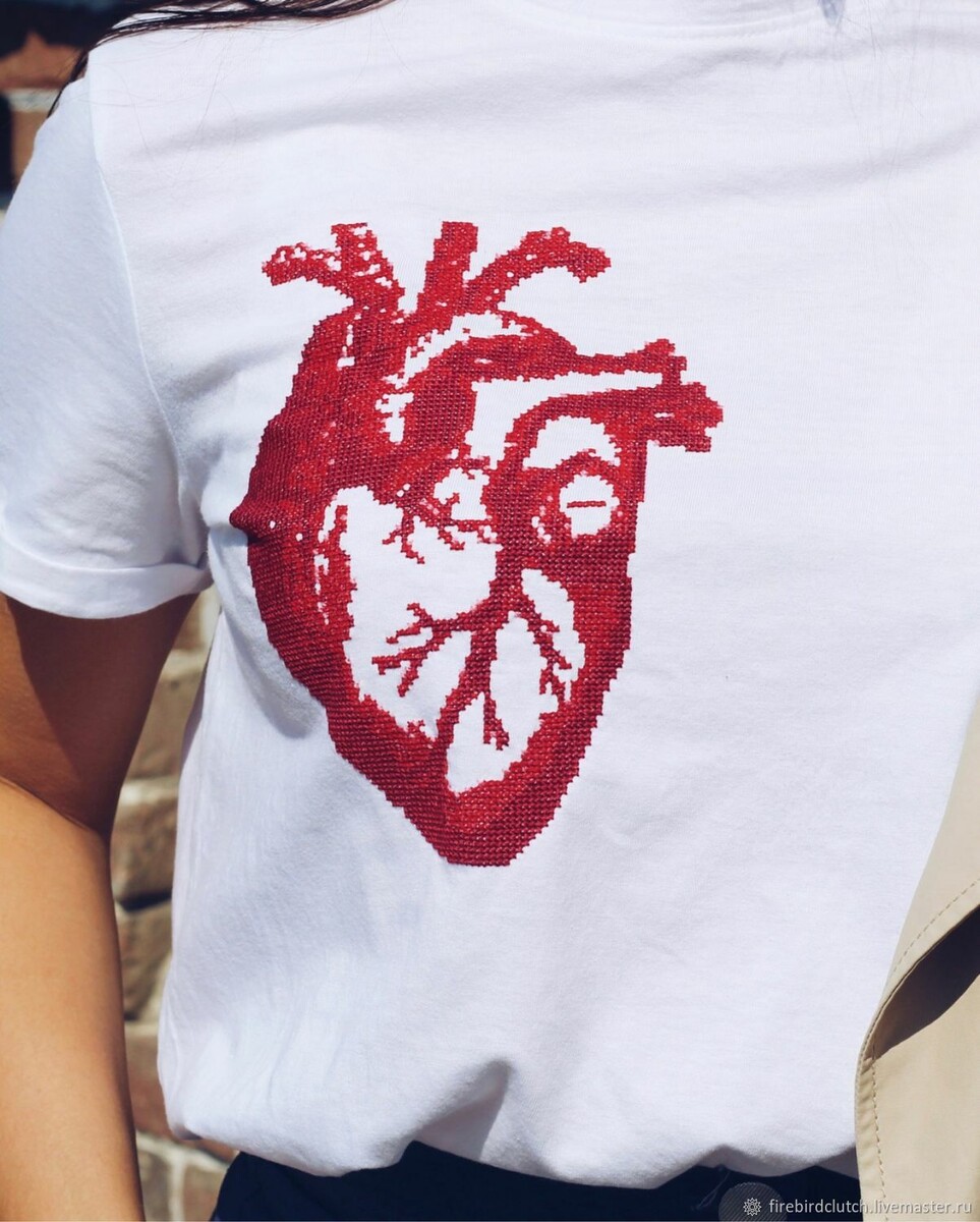 Футболка "Сердце", выполненная крестиком (автор работы - Екатерина Яковлева | firebirdclutch | livemaster.ru)