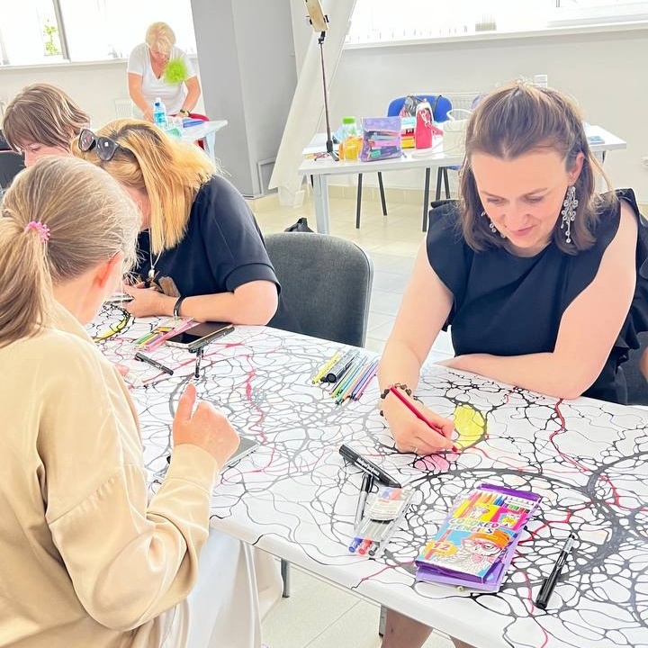 Ксения Чигладзе в процессе рисования НейроГрафики 