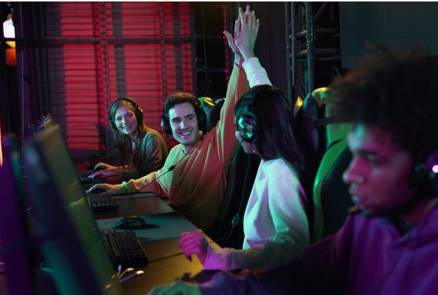 Источник изображения: https://ru.freepik.com/free-photo/side-view-friends-winning-videogame_24799466.htm#fromView=search&page=1&position=0&uuid=23ceaed9-4579-4bd9-b60a-aa70825728b0