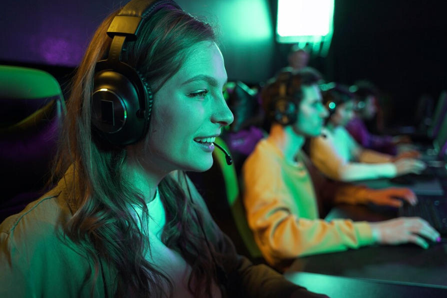 Источник изображения: https://ru.freepik.com/free-photo/side-view-smiley-woman-playing-videogame_24799460.htm#fromView=search&page=2&position=6&uuid=23ceaed9-4579-4bd9-b60a-aa70825728b0