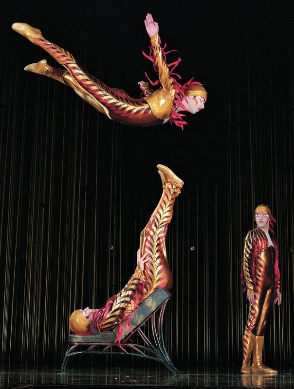 Шоу Cirque du Soleil "Varekai", "Икарийские игры". Сюжет шоу основан на мифе об Икаре, потерявшем свои крылья, скреплённые воском, подлетев близко к солнцу. Финал более позитивный: Икар попадает в сказочный лес, где волшебные существа учат его летать заново. Фото отсюда: conradaskland.com
