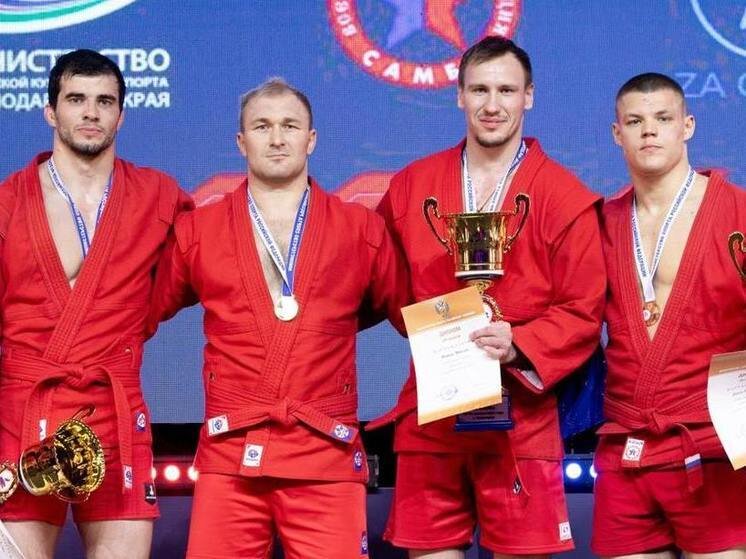     Фото: Всероссийская федерация самбо. Максим Иванов - второй справа.