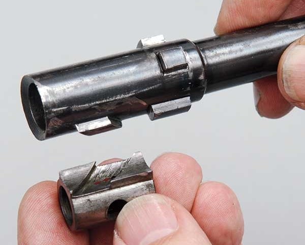 Ствол с боевыми упорами и диагональным выступом и хомут с пазом.