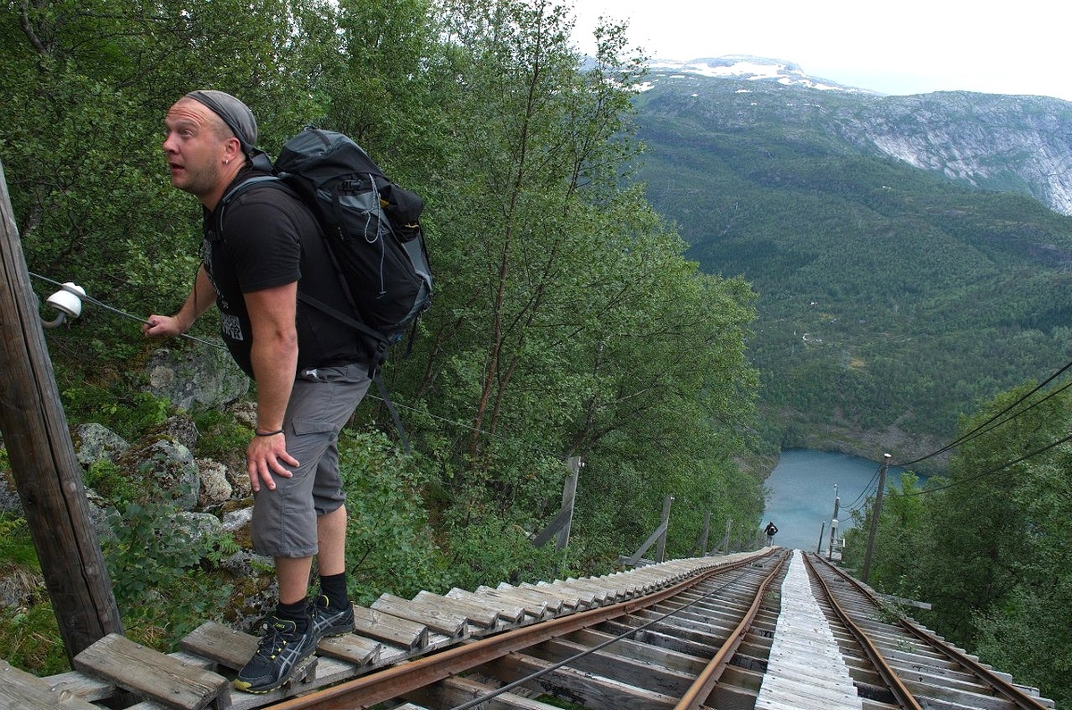 Первые  30 минут подьема к "Языку Тролля"!