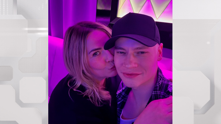    Певец Ярослав Дронов с мамой Людмилой в День матери. Фото:Instagram*/shaman.me