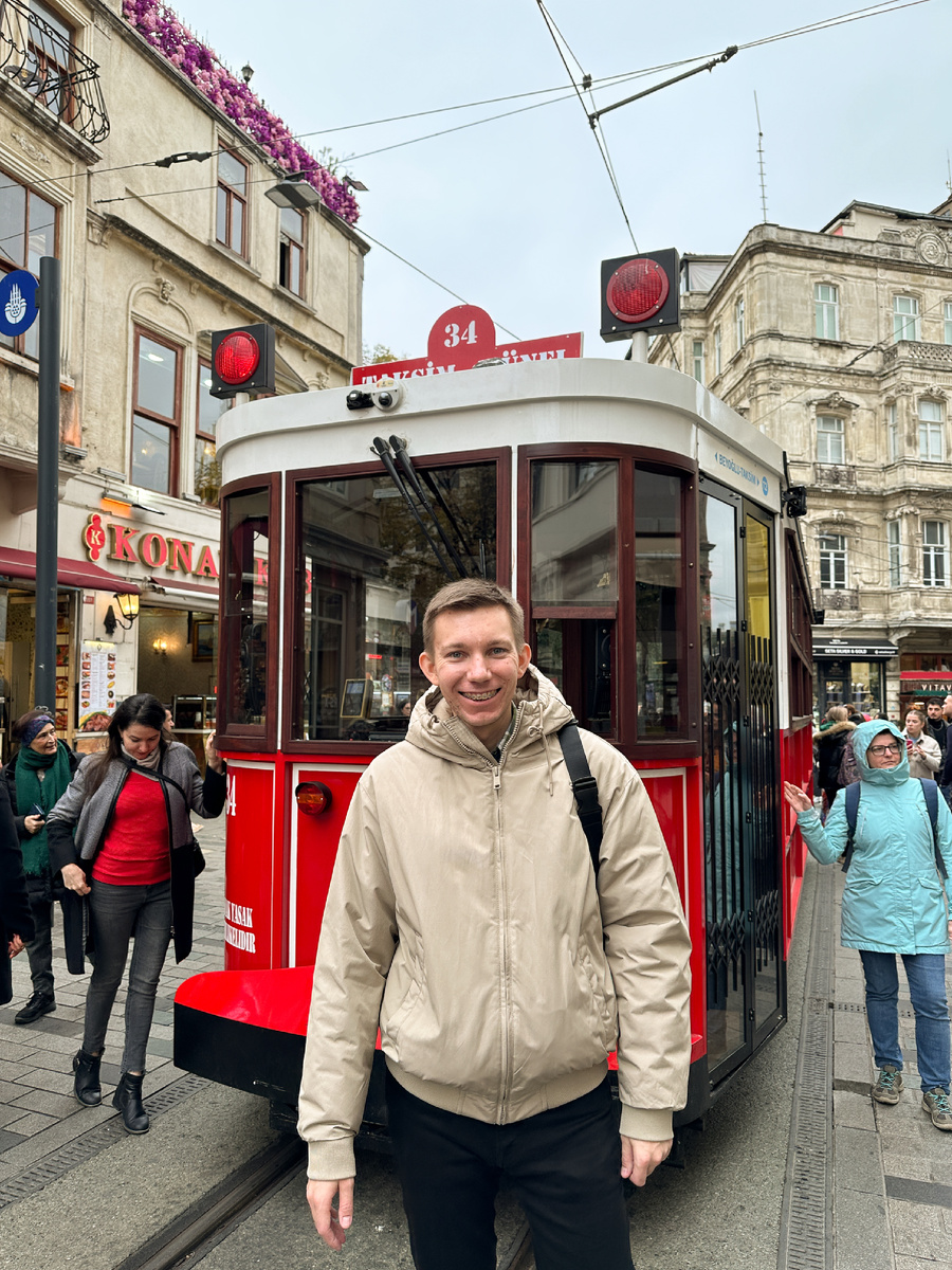 Большинство туристов стремятся сделать фотографии на фоне ностальгического трамвая T2