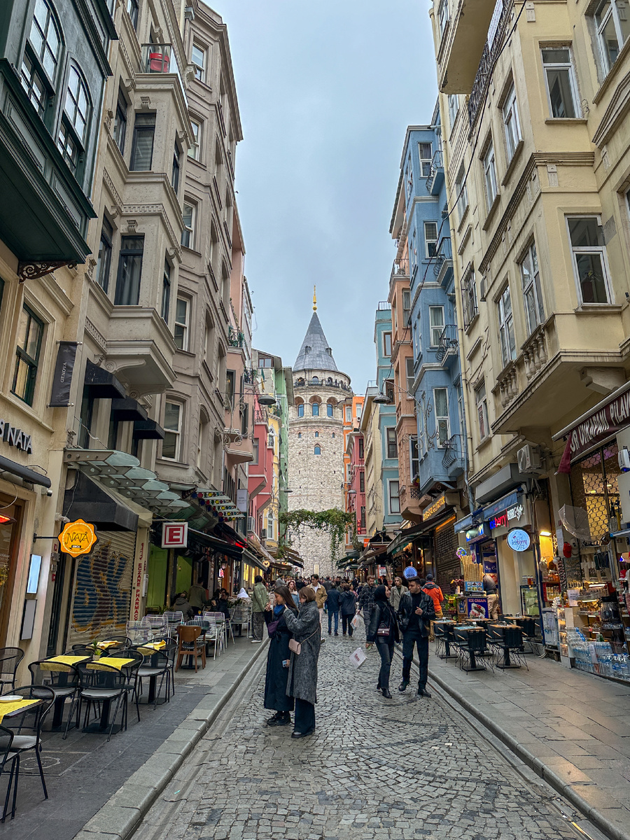 Галатская башня находится в начале улицы Истикляль