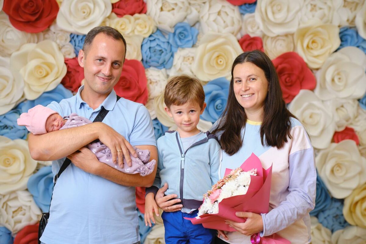 Наша выписка. Фотографии с выписки оказались очень классные, хоть я и не накрасилась даже, забыла дома всю косметику 