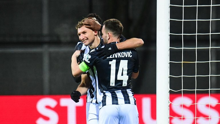    Федор Чалов (слева) празднует гол в ворота РФШ в матче Лиги Европы (2:0). AFP