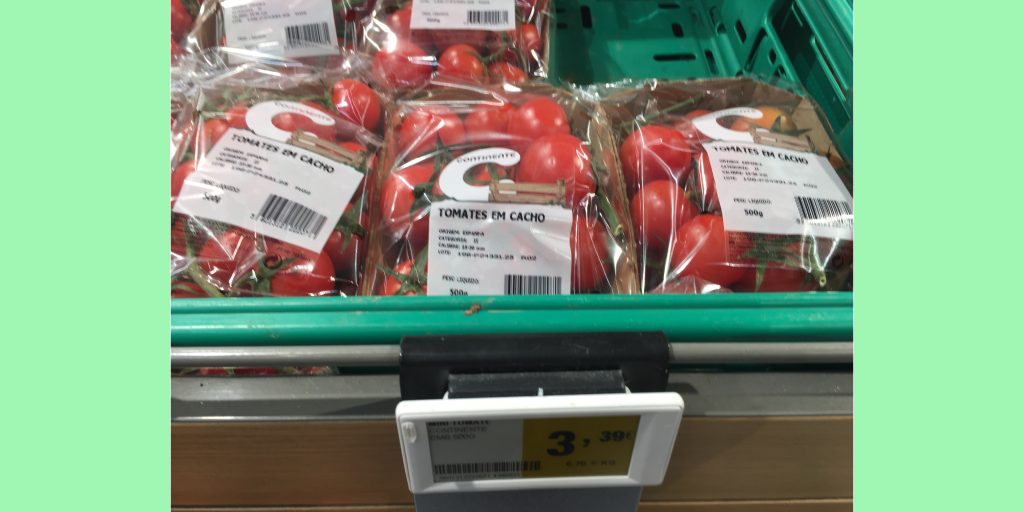 Томаты в упаковке по 500 граммов. Фото автора