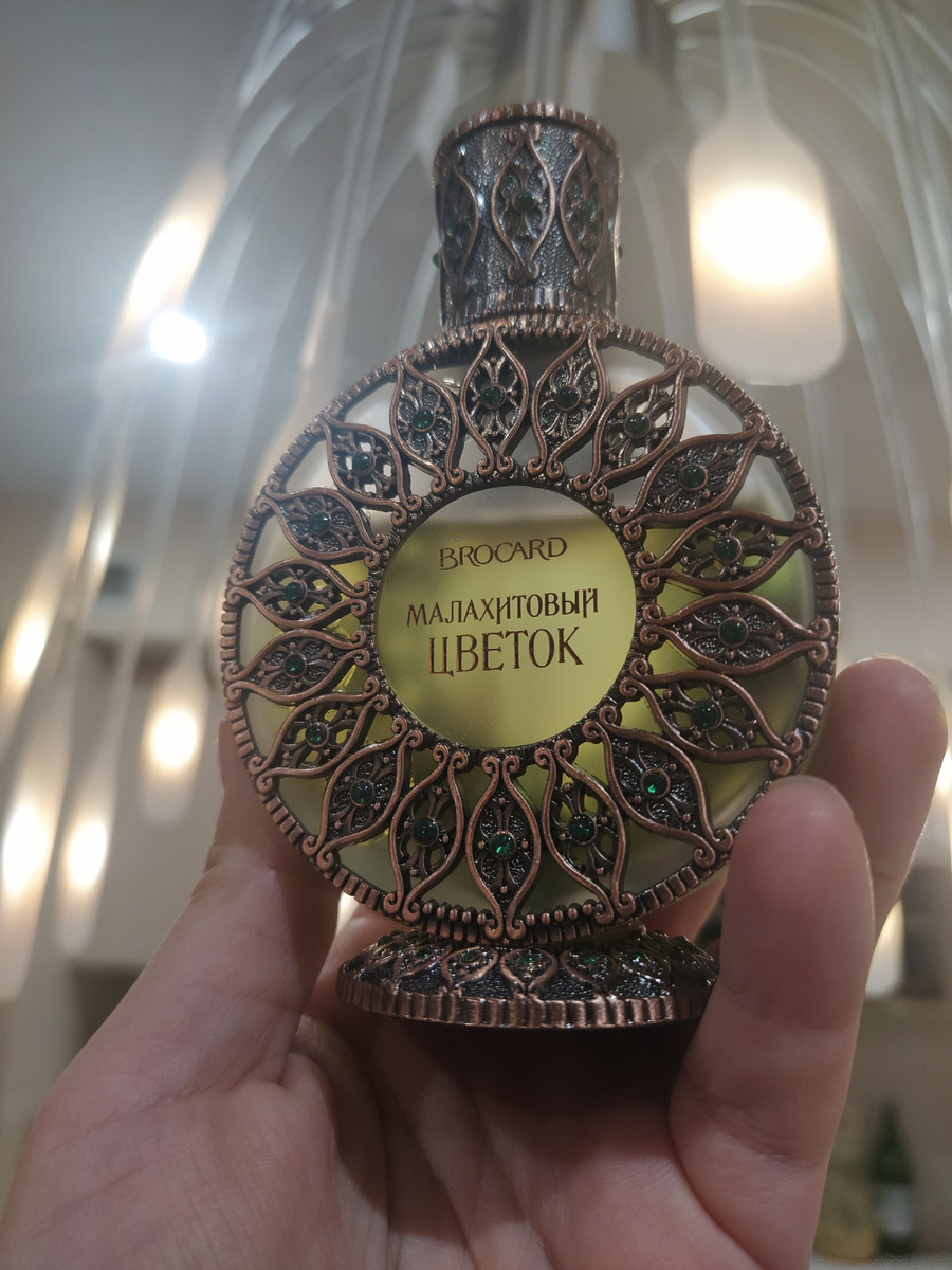 Malachite Flower (Малахитовый Цветок) Brocard — это аромат для женщин, он принадлежит к группе цветочные зеленые. Malachite Flower (Малахитовый Цветок) выпущен в 2019 году. Парфюмер: Christian Vermorel. Верхние ноты: Зеленые ноты, Гиацинт и Ландыш; средние ноты: Ирис, Кипарис, Иланг-иланг, Жасмин, Магнолия, Цветок апельсина и Роза; базовые ноты: Дубовый мох, Гелиотроп, Ветивер, Мускус, Ваниль, Кумарин и Мирт.