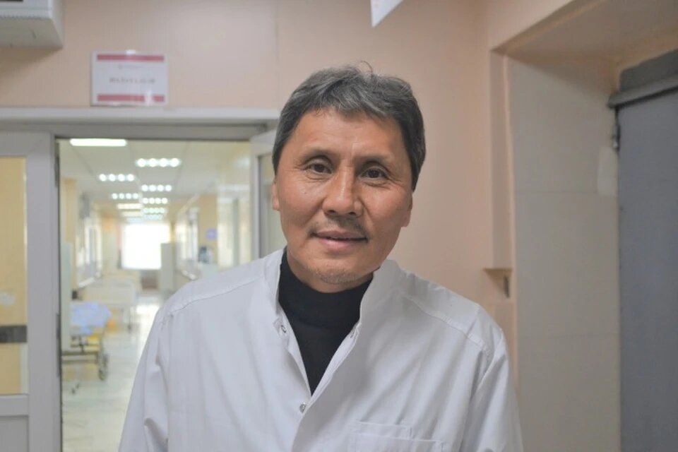 Эргил Чадамба сделал операцию прямо под завалами рухнувшего здания. Фото: минздрав Республики Тыва.