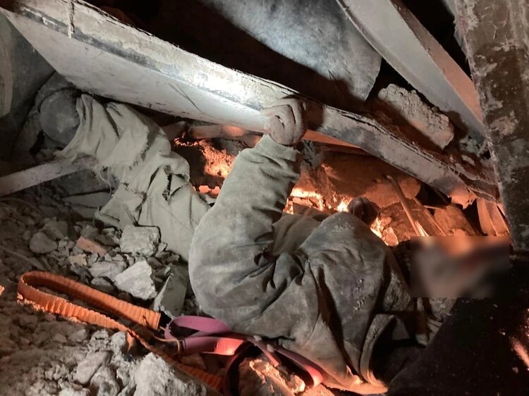 При демонтаже 13-этажного здания произошло обрушение, рабочему зажало ноги. На фото - пострадавший. Фото: предоставлено героем публикации.