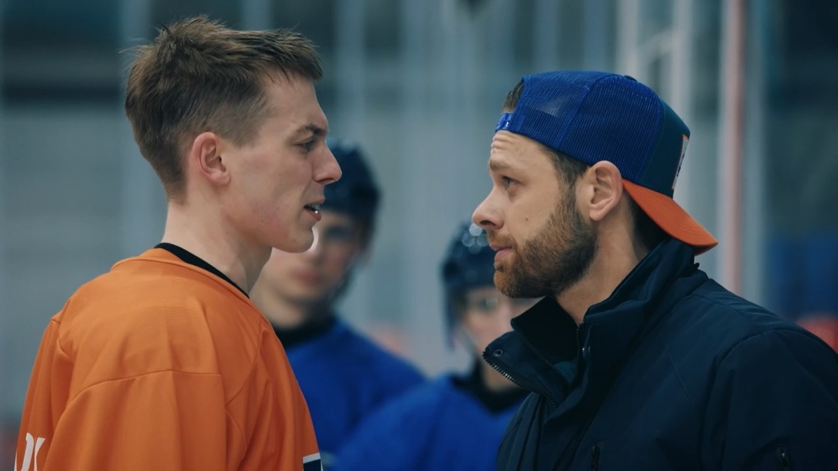 Кадр из сериала "Молодёжка. Новая смена" (2024). Андрей Кисляк (В. Канопка) в роли главного тренера "Акул" сталкивается с прообразом самого себя времён выступления за "Медведей". Дерзкий капитан команды Кирилл Егоров ни в какую не хочет считаться с мнением нового главного тренера.