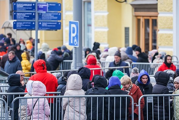    Очередь за билетами в кассу Большого театра. Ноябрь 2023 года. Фото: Сергей Фадеичев / ТАСС