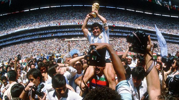 Марадона с Кубком мира, финал против ФРГ 1986 года
