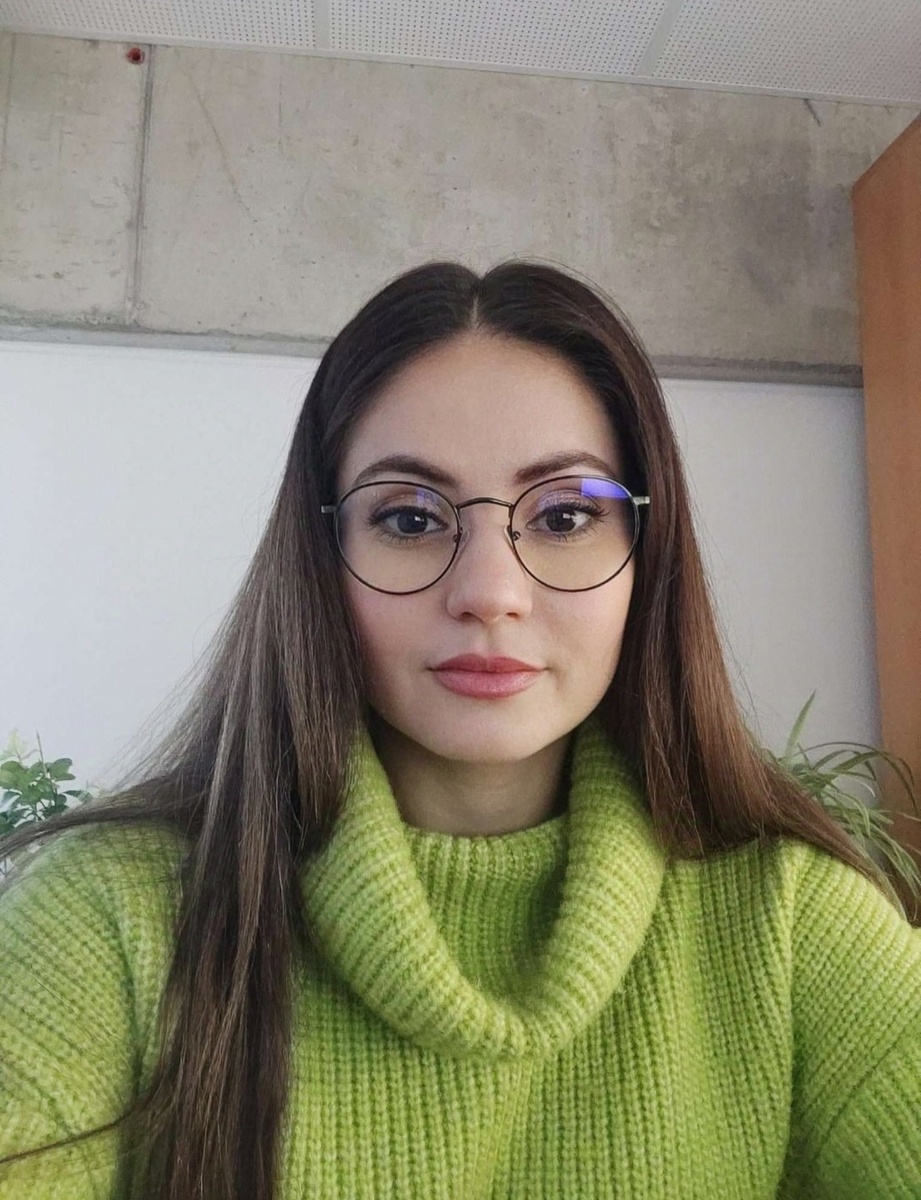 Со времён нашего первого знакомства. Селфи сестре отправляла. Начальник в этот момент полную дичь творил.