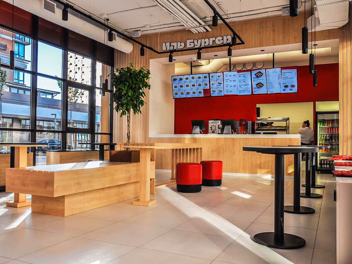 Мебель играет ключевую роль в создании атмосферы кафе, влияя на впечатление гостей и удобство работы персонала. В статье рассказывается, как мебель на заказ помогает подчеркнуть стиль заведения, оптимизировать пространство и решить задачи бизнеса.