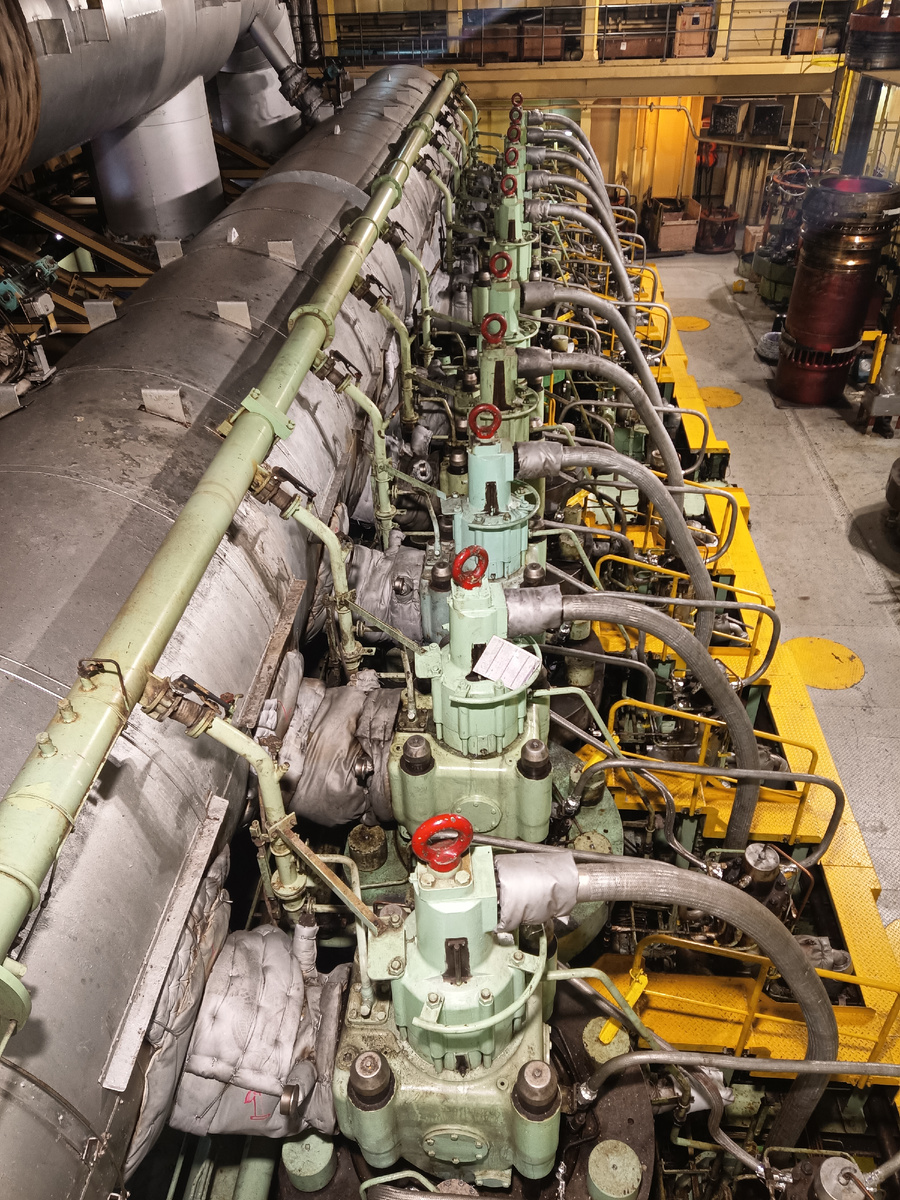 Главный двигатель контейнеровоза