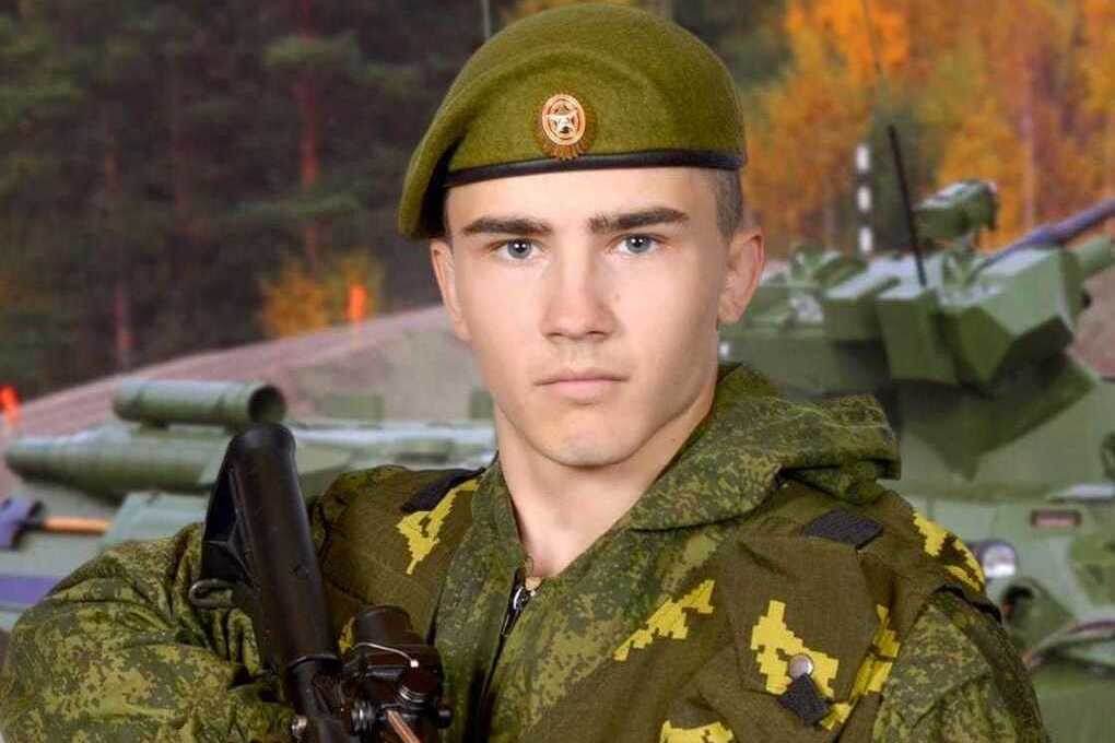 "...Помнит наших героев страна! И с портретов их смотрят глаза,..." Рядовой солдат СВО РФ. Верхотуров Евгений Романович (27.11.2001-30.04.2022) родился в Железногорске Курской области. Герой награждён орденом "Мужества", посмертно. Погиб при выполнении боевого задания в ходе СВО (сведения и фото из открытого источника Яндекс).

