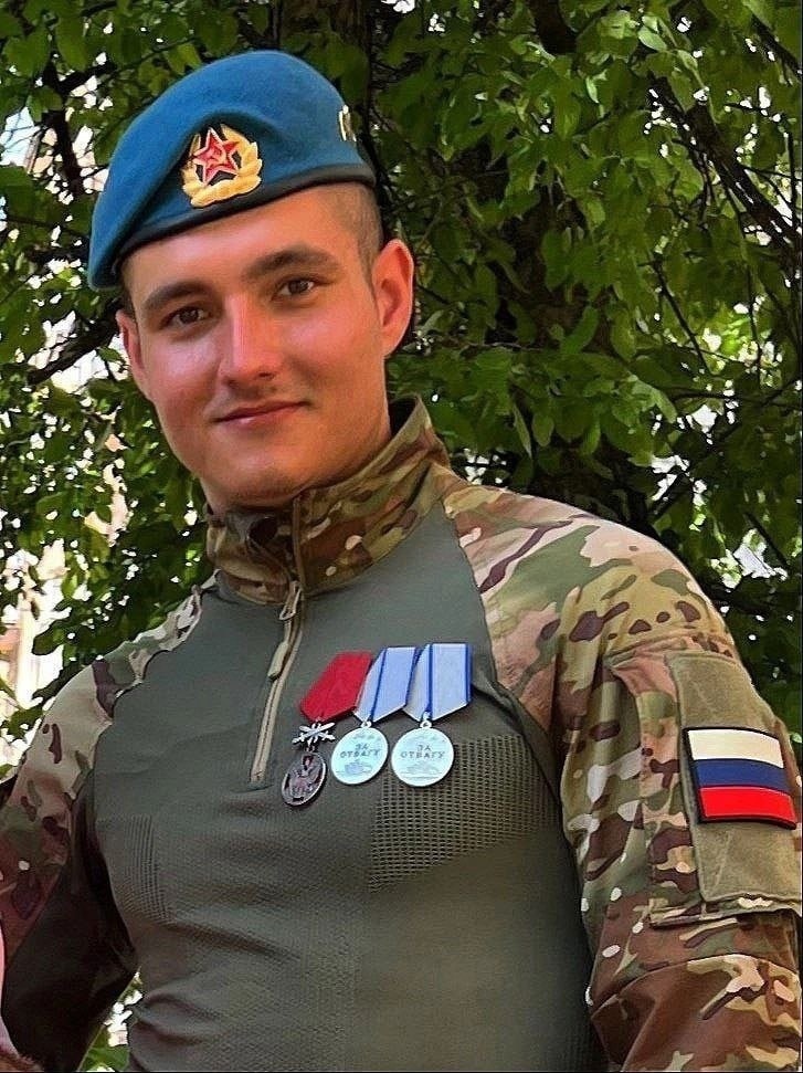 Вечная и светлая память нашему ГЕРОЮ ФИРСОВУ АРТЁМУ ВЯЧЕСЛАВОВИЧУ (18.11.1995-16.08.2024). Артём родился 18 ноября 1995 года в Новокузнецке. Десантник-разведчик СВО, младший лейтенант, заместитель командира штурмовой роты "Зенит", позывной "Фирс", кавалер ордена Мужества.  Один из тех, кто героически сражался за населённый пункт Желанное в ДНР и погиб 16 августа 2024 года при исполнении приказа, всего за пять дней до зачистки села. Он оставил предсмертный дневник, в котором Герой начинает со слов: "Я давно уже не могу говорить... писать проще и легче. Если я останусь здесь, то пожалуйста, Боже, пускай этот текст дойдёт до людей... пускай наши парни найдут мой телефон. Мама, я люблю тебя и всегда буду любить...". Штурмовая рота "Зенит" 10 дней провела в аду. Фирсов Артём Вячеславович посмертно награждён орденом Мужества. Россия никогда не забудет ГЕРОЯ!!! 