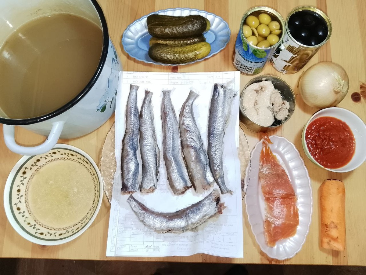 Здесь готовый бульон и остальные ингредиенты. 