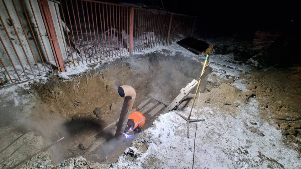    Устранение повреждение на теплосети. Источник: barnaul.org