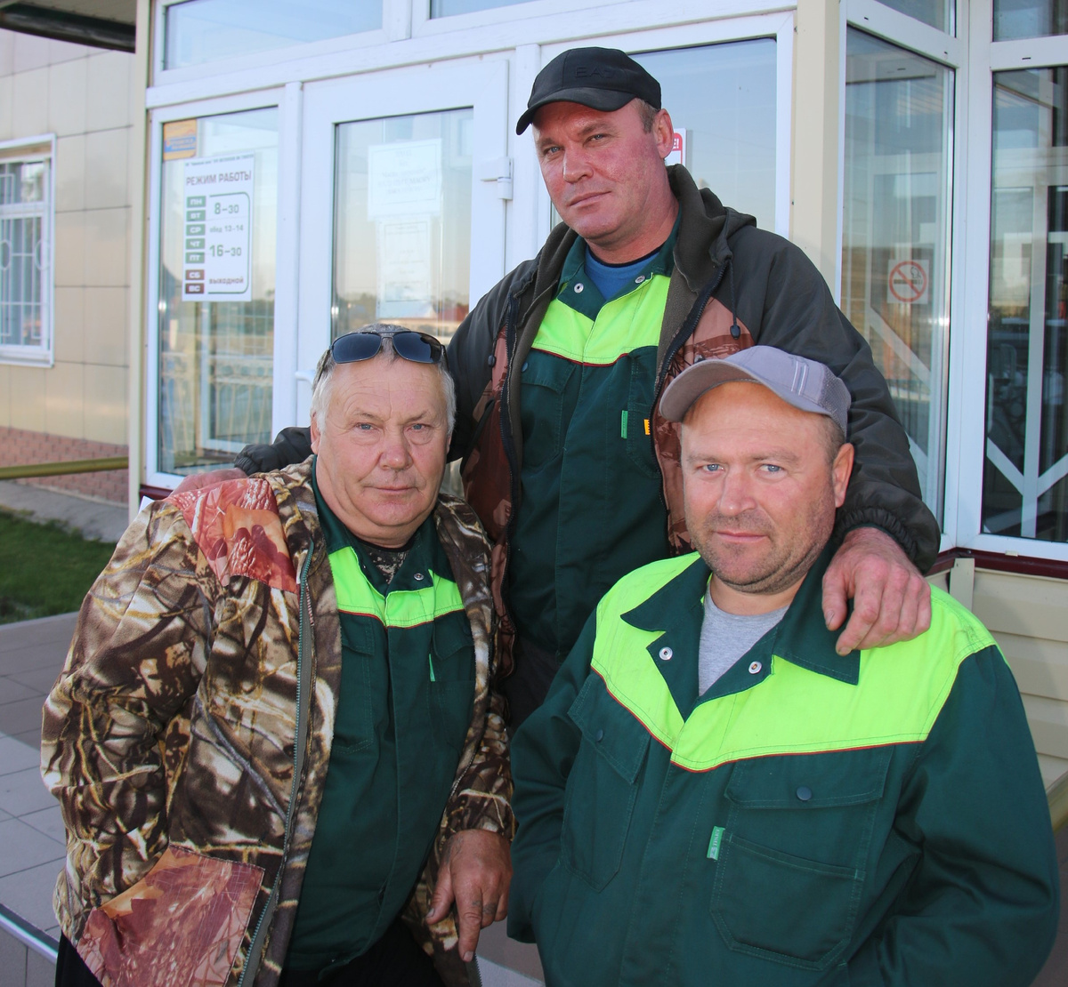 Слева направо: Юрий Валентинович, Виктор Юрьевич, Сергей Юрьевич
