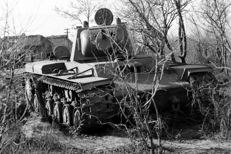 Танк КВ-1 производства Челябинского тракторного завода выпуска весны 1941 года