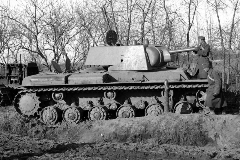 Танк КВ-1 производства Челябинского тракторного завода выпуска весны 1941 года