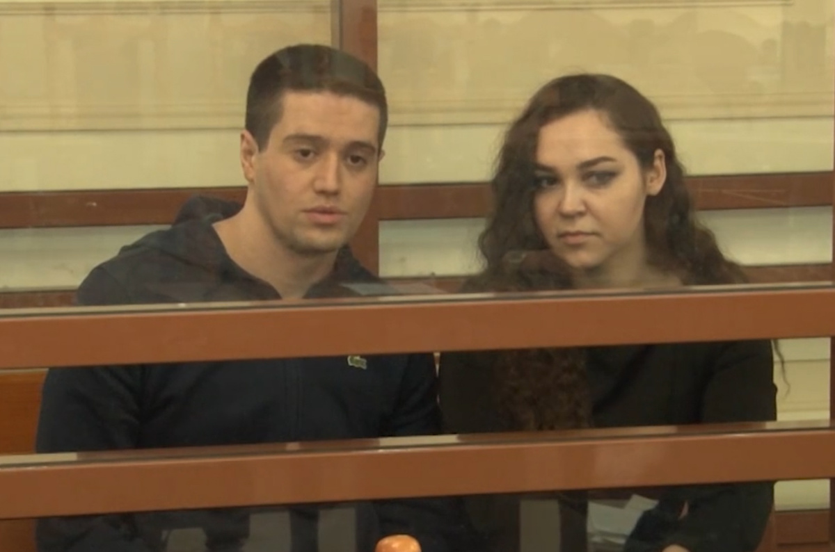 Парочка на скамье в суде.  фото: картинки яндекса.