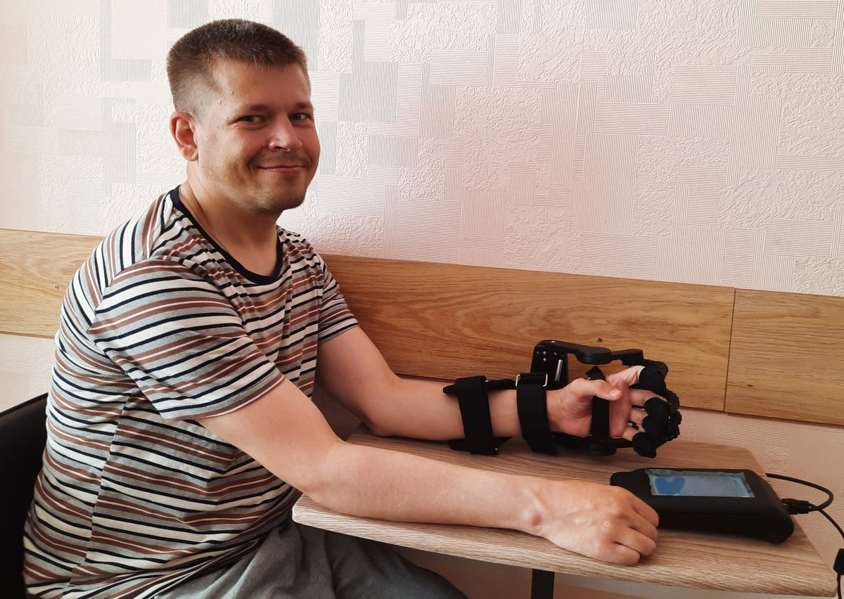 Аппарат «Артромот» помогает разрабатывать после травм суставы кисти и пальцев и возвращает им подвижность. 