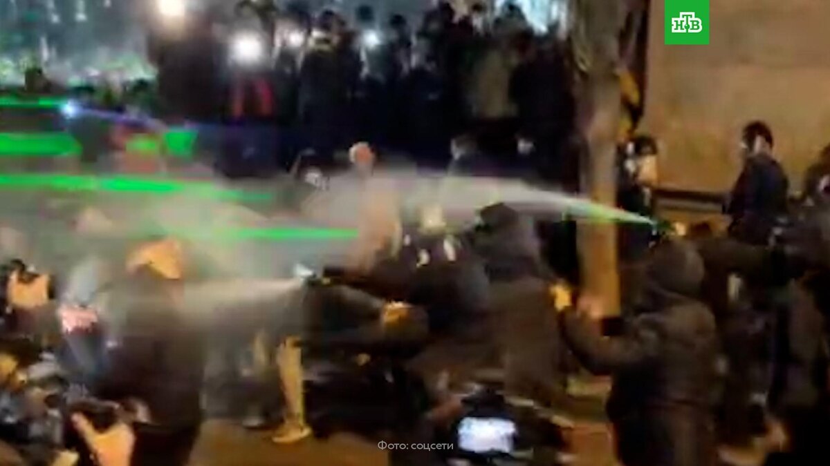    Полиция применила водометы против протестующих в Тбилиси