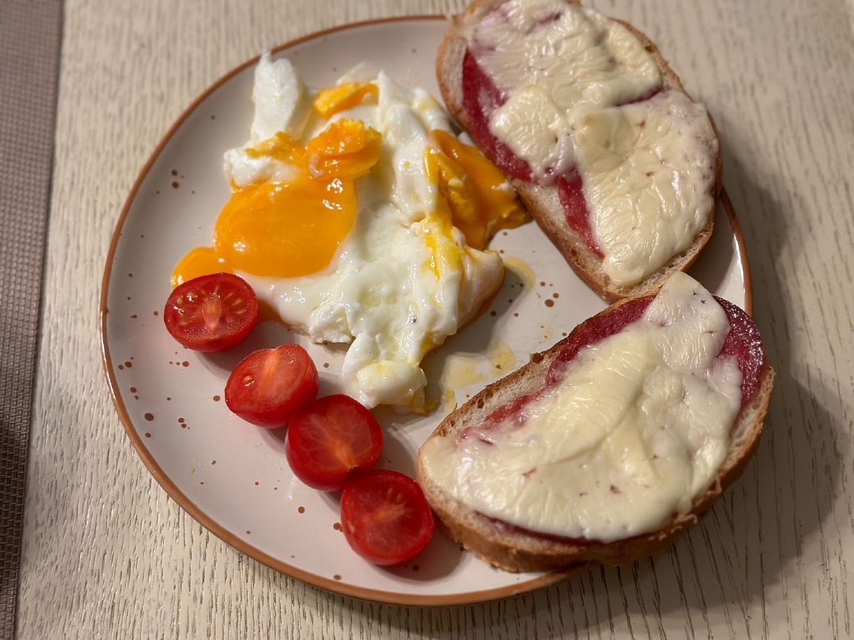 Яичница, горячие бутерброды, остатки черри