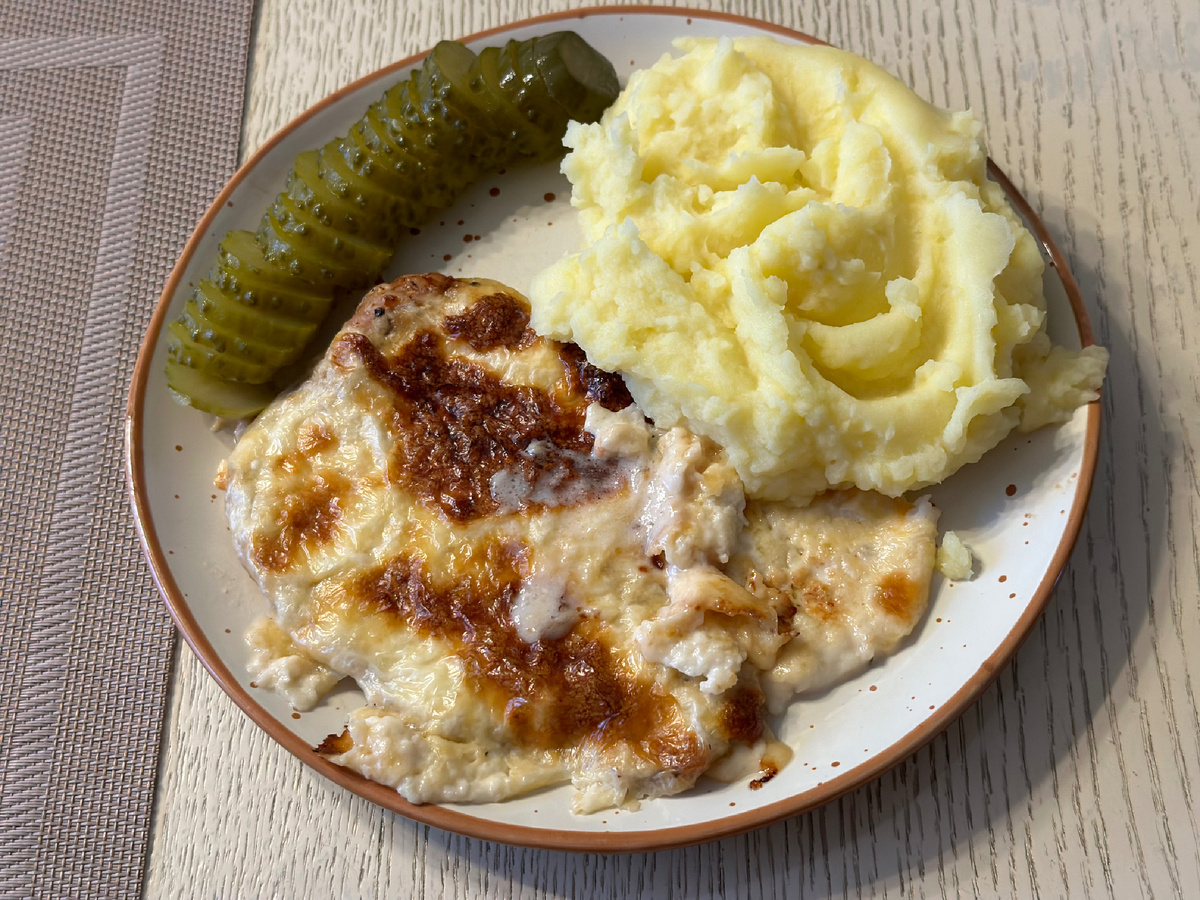 Свинина по-французски, пюре, огурчик