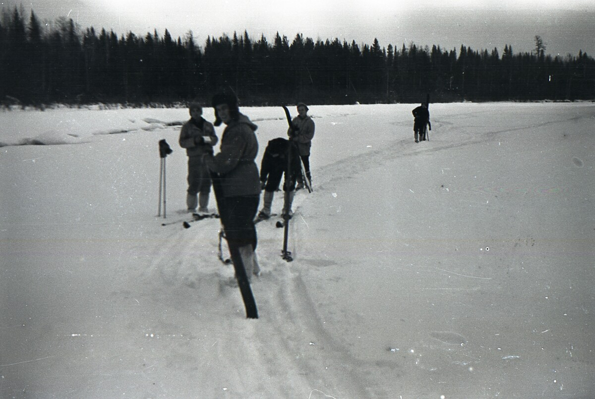 Фото 1. "У полыньи". Кадр 5_08 с Фотопленки 5. Слева направо: Кривонищенко, Дорошенко (в шапке-ушанке), Колмогорова, Дубинина, Колеватов.