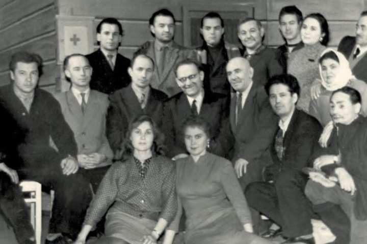 Марсель Салимжанов (крайний слева) после премьеры в Альметьевском театре. предоставлено пресс-службой театра Камала