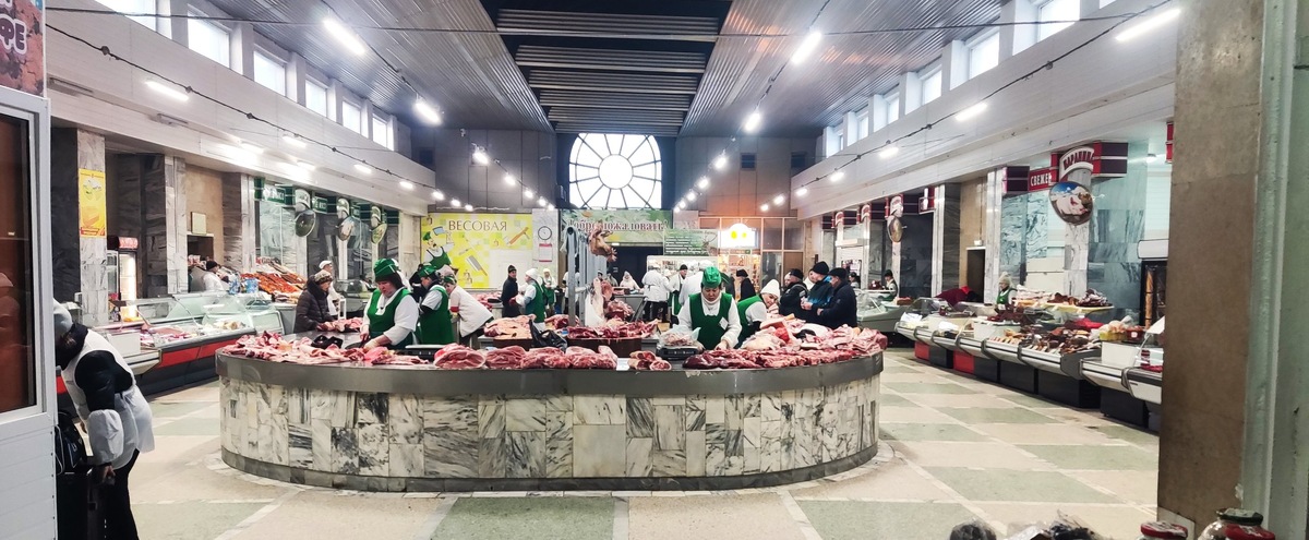 Постороннему человеку не так просто найти чудом сохранившиеся мясные ряды Ленинского рынка. Фото автора.