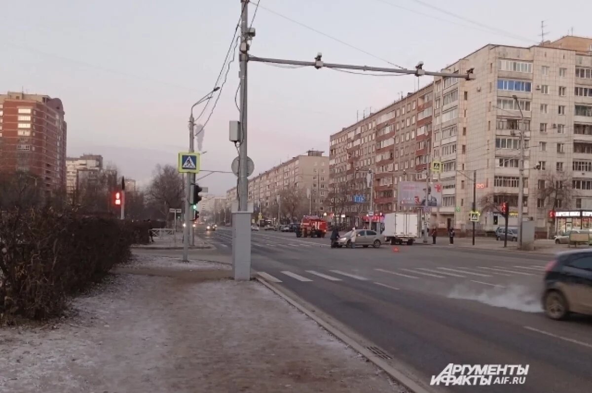    Автомобиль перекрыл две полосы после ДТП с пожарной машиной в Перми