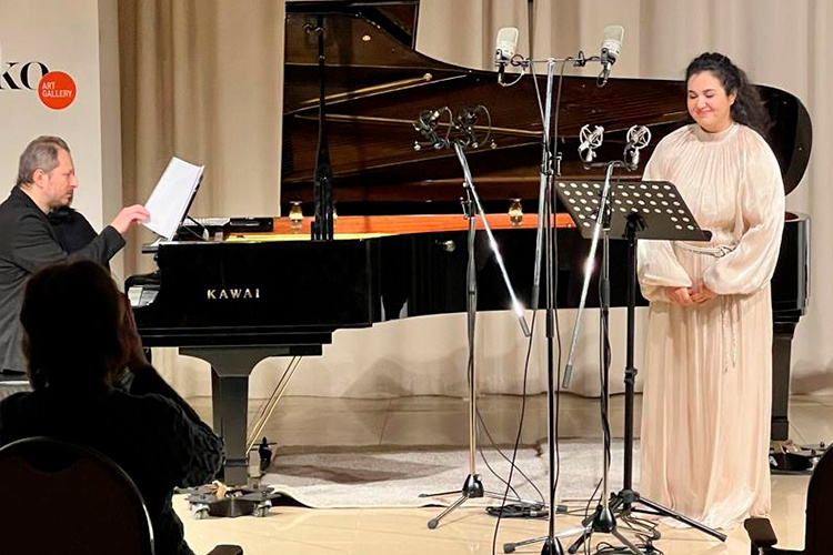    Вечер посвятили Дню матери. Латыповой и Мартынову этот праздник, без сомнения, дорог. Свое музыкальное поздравление они продумали до мелочей.   
Фото: предоставлено Apriori Arts