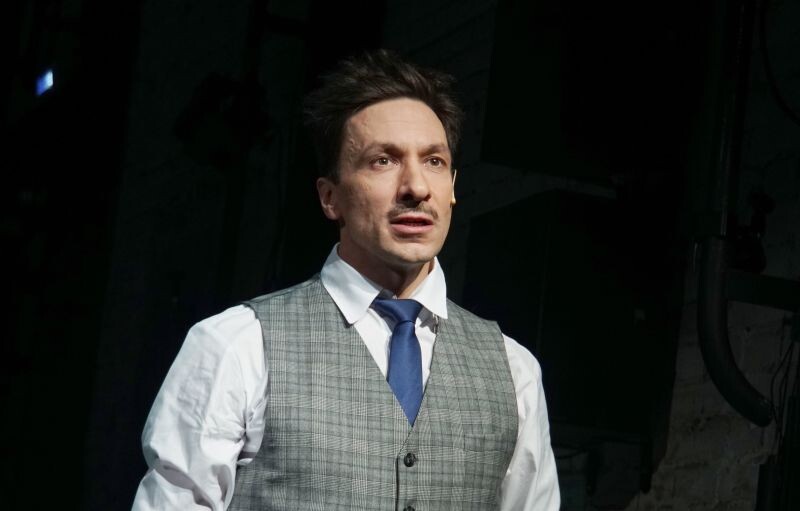    Григорий Антипенко на сцене театра имени Вахтангова. ФОТО: Ekaterina Tsvetkova/ Global Look Press