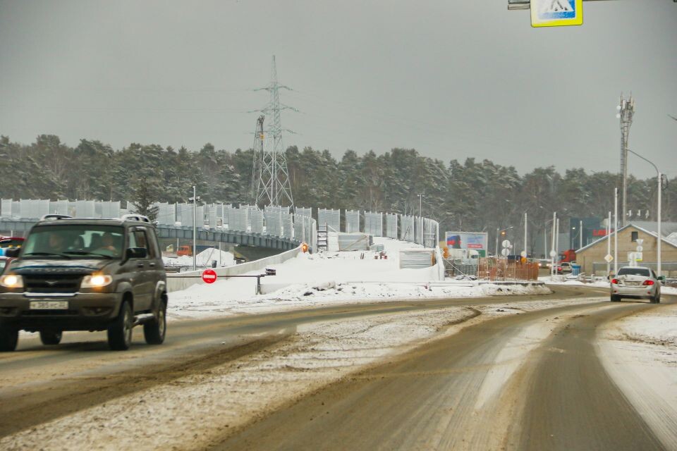    Трехуровневая развязка на Змеиногорском тракте с экранами на эстакаде. Ноябрь 2024 года. Источник: Виталий Барабаш