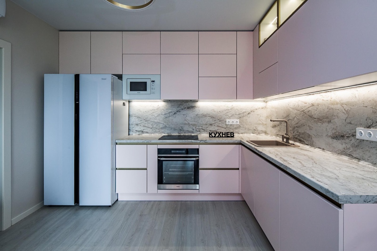 Пастельные оттенки остаются на пике популярности, покоряя сердца дизайнеров и домовладельцев своей лёгкостью и свежестью. Мягкие розовые, небесно-голубые и мятные цвета дарят кухне ощущение простора и невесомости. Такие цвета прекрасно сочетаются с деревянными элементами, придавая кухне тепло и уют.