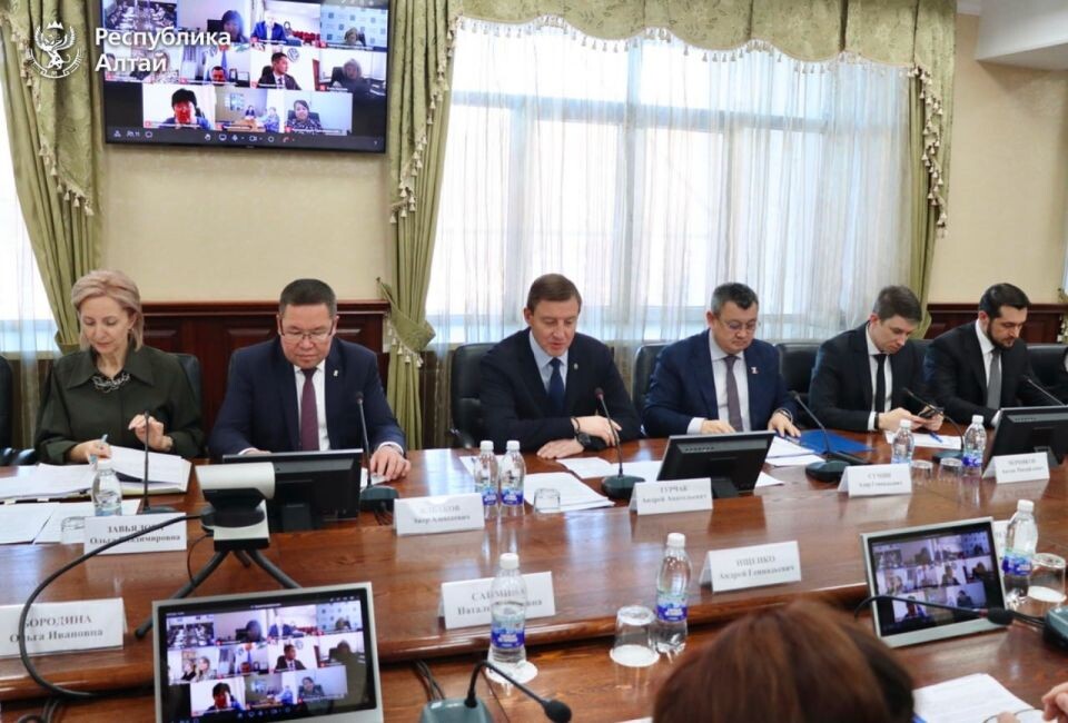    Андрей Турчак встретился с представителями профсоюзов. Источник: пресс-центр правительства Республики Алтай